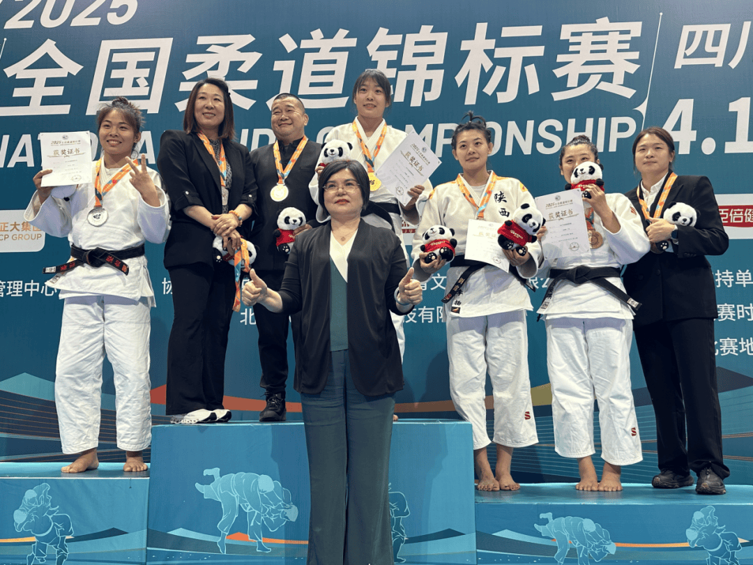 柔道杯赛上演强强对话，辽东犀牛队大胜胶东飞鹰队，战术调整见效；节奏掌控在手(柔道混合团体赛)