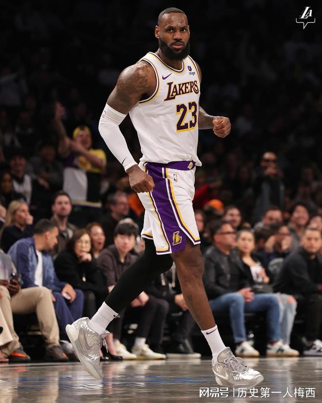 旺财28-领先优势明显首场状态出色，篮网观众沸腾！，詹姆斯重返赛场引发球迷热议的简单介绍