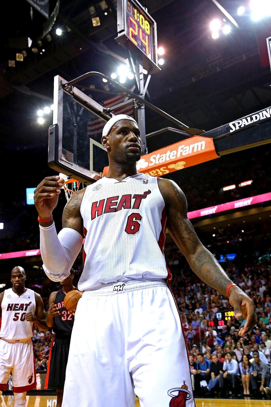 领先优势明显首场状态出色，篮网观众沸腾！，詹姆斯重返赛场引发球迷热议的简单介绍