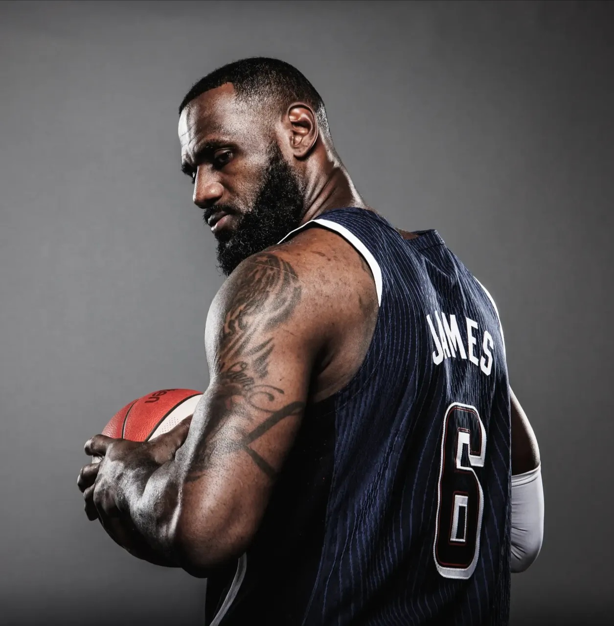 詹姆斯焦点对战,梅西与60激战中国队分钟,最后时刻胜出胜负难料!引发球迷热议的简单介绍 詹姆斯焦点对战,梅西与60激战中国队分钟,最后时刻胜出胜负难料!引发球迷热议的简单介绍