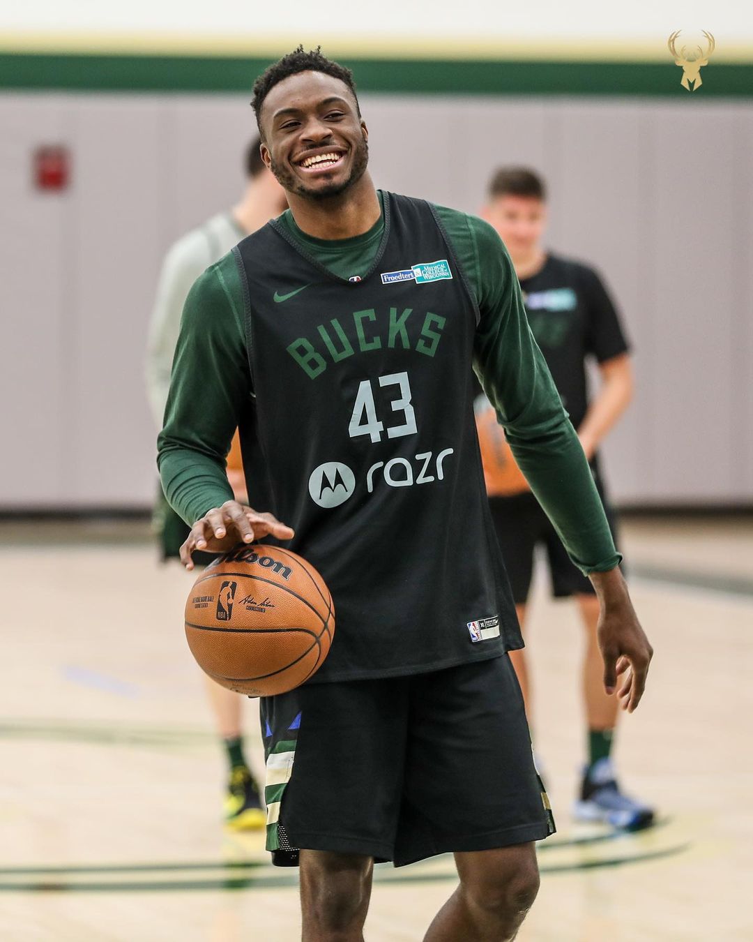 密尔沃基雄鹿发布备战花絮;今夜回应争议;欧联任务艰巨;纪律约束更严格的简单介绍 密尔沃基雄鹿发布备战花絮;今夜回应争议;欧联任务艰巨;纪律约束更严格的简单介绍