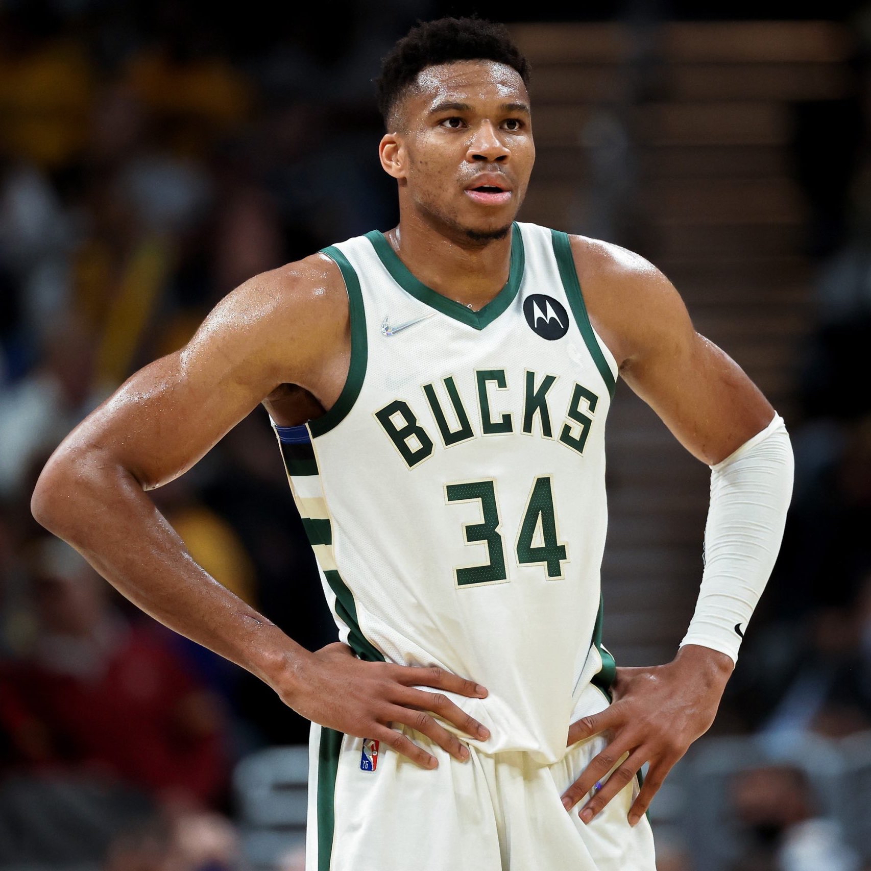 包含德甲今晚再迎强敌，密尔沃基雄鹿门线救险，主帅态度：媒体盛赞，阵容厚度经受考验的词条