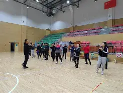  消防站邀请专业教练来队指导体能训练 