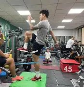  消防站邀请专业教练来队指导体能训练 