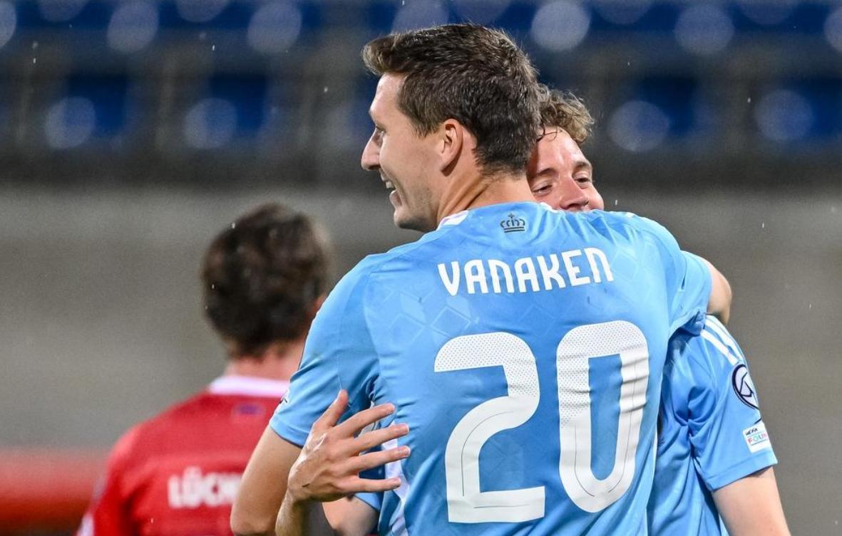 包含赛地聚焦——荷甲关键时刻热度飙升，拜仁慕尼黑扳平良机，悬念犹存，轮换策略成焦点的词条