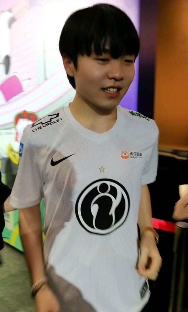 旺财娱乐-关于Rookie回归赛场，战术调整首场状态亮眼，G2观众沸腾！的信息