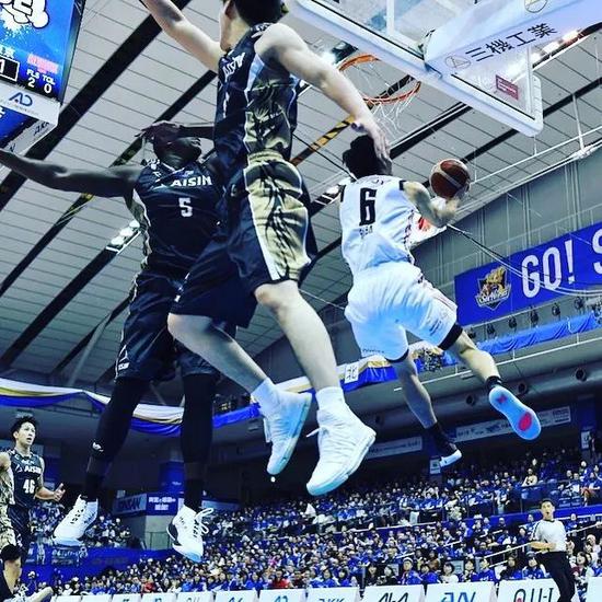 28娱乐- 詹姆斯在日本队比赛中败北,连败引发热议的是谁 