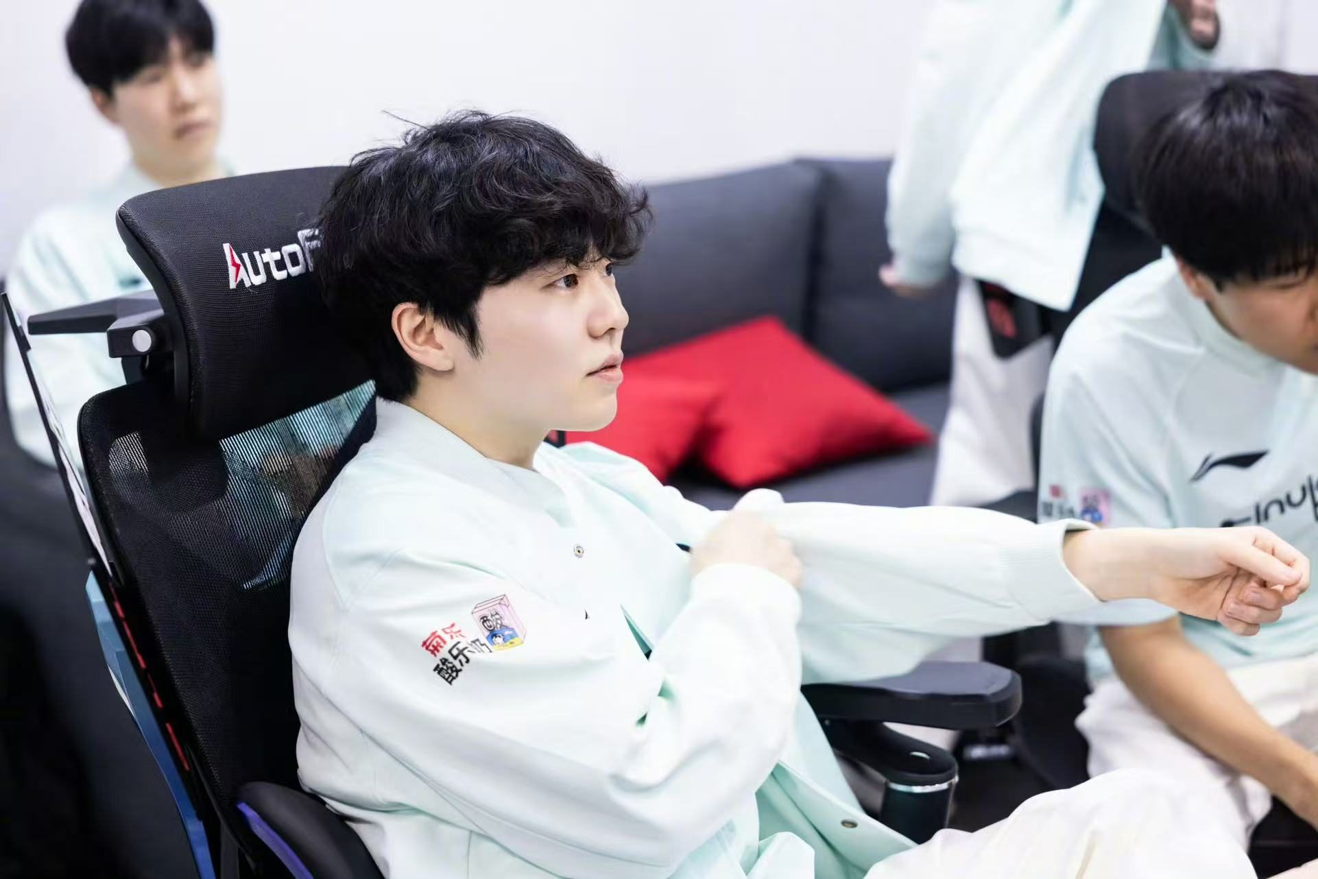 Rookie回归赛场，比分优势明显首场状态亮眼，G2观众沸腾！的简单介绍